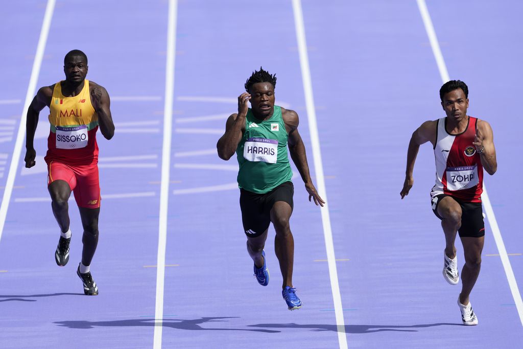 Fode Sissoko dari Mali, Naquille Harris dari Saint Kitts dan Nevis, dan Lalu Muhammad Zohri dari Indonesia, bertanding dalam babak penyisihan lari 100 meter putra di Olimpiade Musim Panas 2024, Sabtu, 3 Agustus 2024, di Saint-Denis, Prancis. (Foto AP/Martin Meissner)