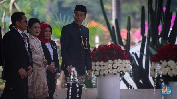 Presiden Joko Widodo (Jokowi) dan Iriana tiba di gedung DPR/MPR RI, Jakarta, Jumat (16/8/2024). (CNBC Indonesia/Faisal Rahman)